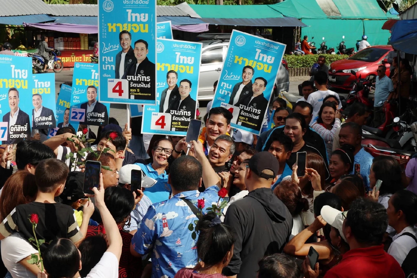 "อภิสิทธิ์" บุกเมืองคอนย้ำคนใต้ใจเดียวขอคะแนน ปชป.กลับมารับใช้