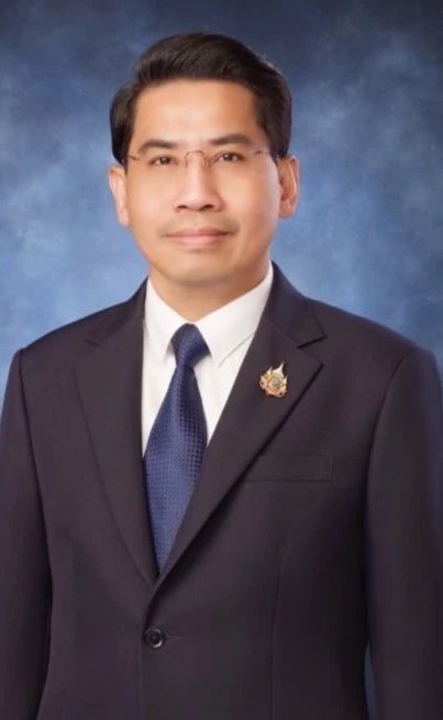 “ดร.ณัฏฐ์” หรือ ดร.ณัฐวุฒิ วงศ์เนียม นักกฎหมายมหาชนชื่อดัง 