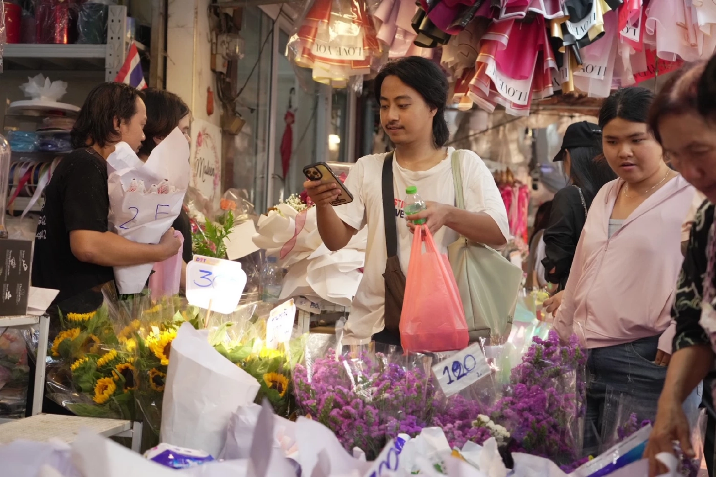 พาณิชย์ลุยปากคลองเช็กราคาดอกไม้ ชี้ราคาถูกกว่าปีก่อน