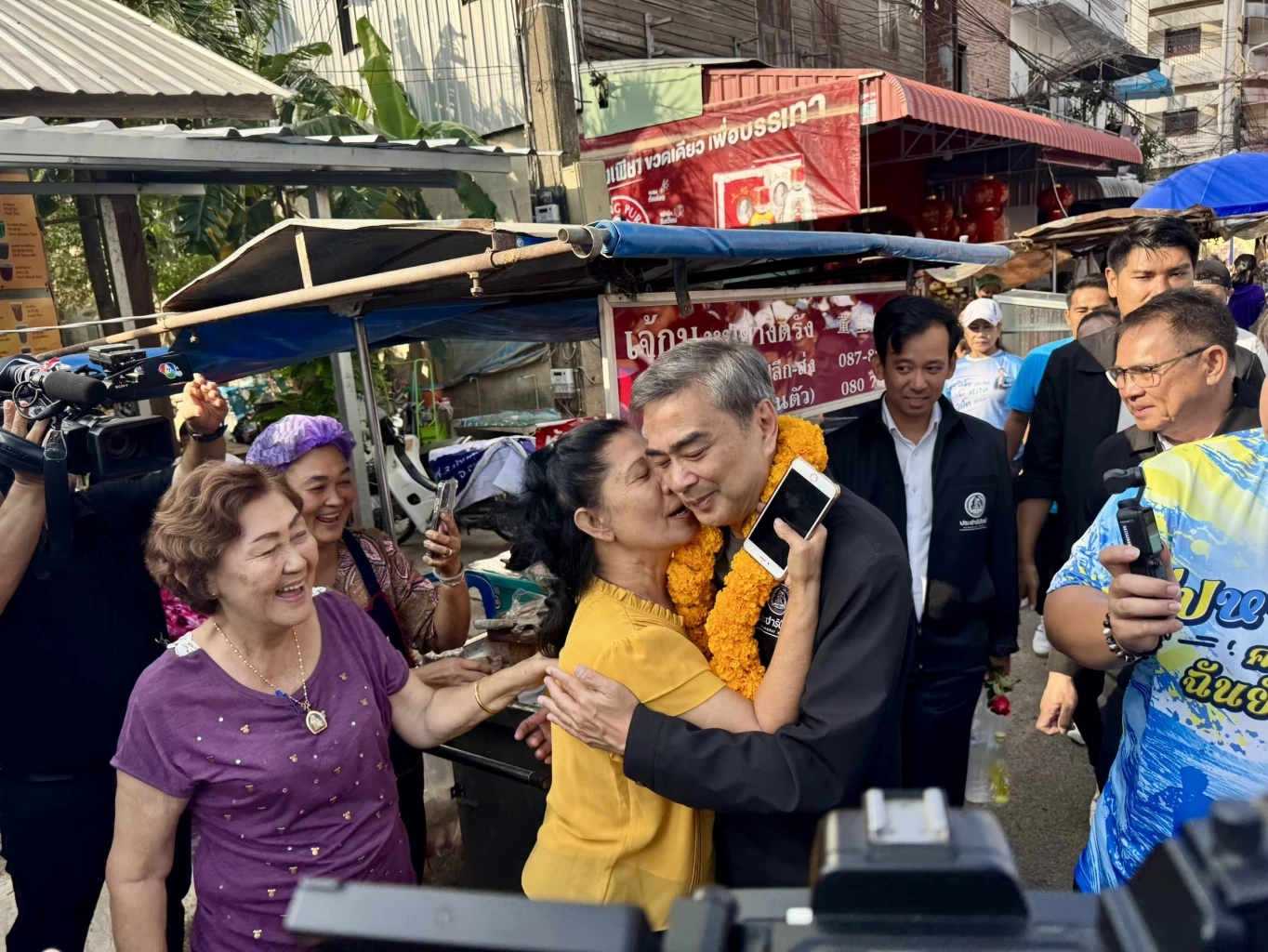 เฮ้เธอ! "จูรี" พา "อภิสิทธิ์" เดินกิมหยงขอคะแนนชาวหาดใหญ่