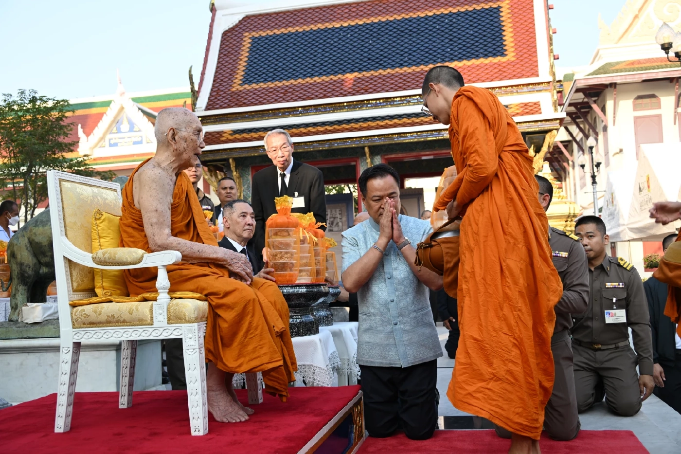 "นายกฯ" เข้าเฝ้า "สมเด็จพระสังฆราช" ขณะชาวบ้านให้ลูกประคำคล้องคอ บอกยังมีเวลาตัดสินใจเลือกใครร่วมรัฐบาล