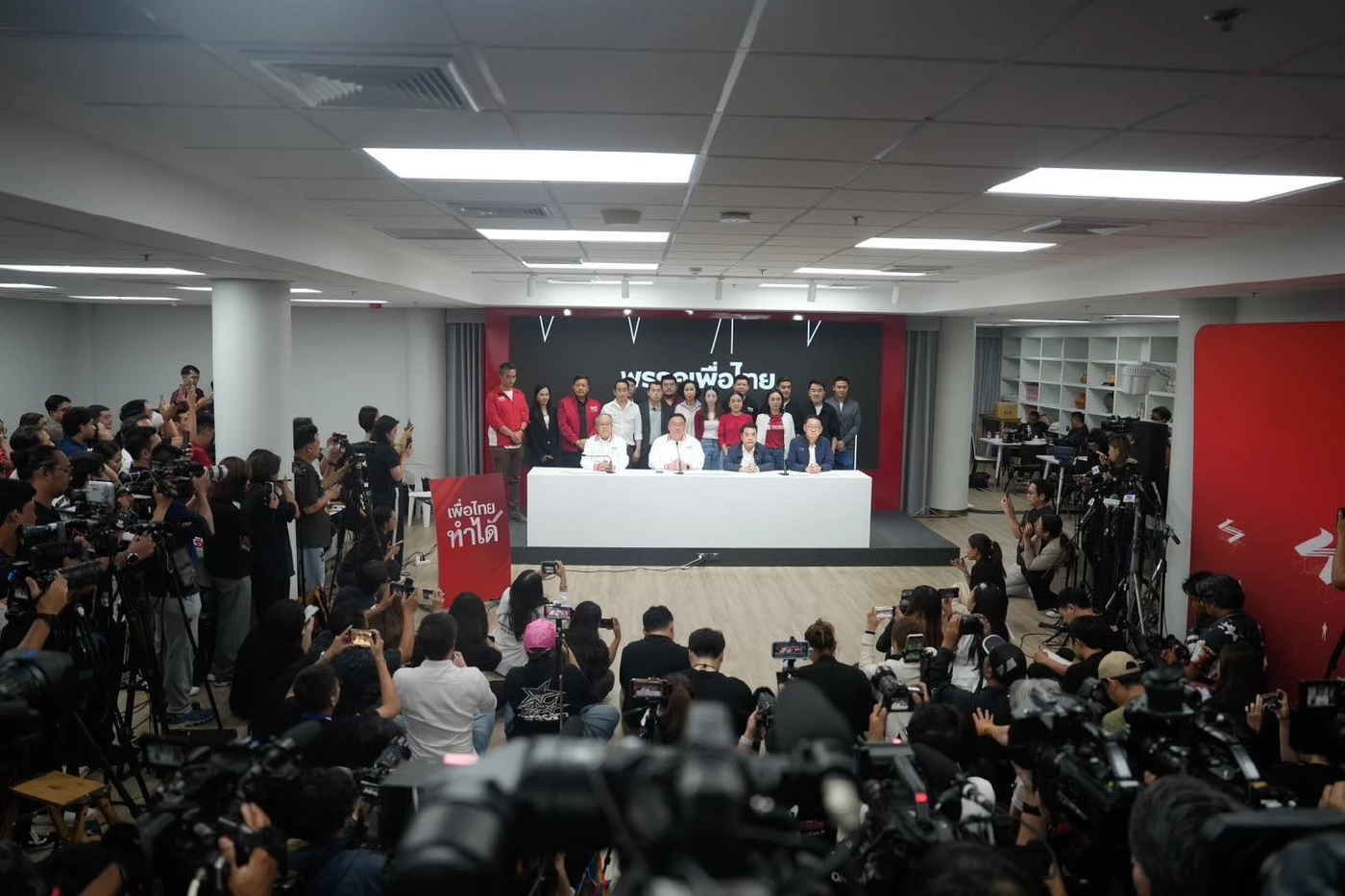 พท.เล็งชงศาล รธน.วินิจฉัย "เลือกตั้งโมฆะ" ปมบาร์โค้ดบัตรเลือก