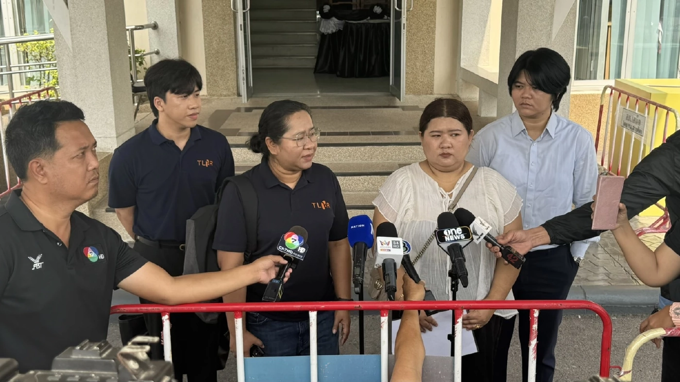 "เฟิร์น" ควงทนายฯ บุก "กกต.ชลบุรี" ขอเอกสารสำคัญเพื่อ เอาผิด กกต. หลัง พบพิรุธเลือกตั้งชลบุรี