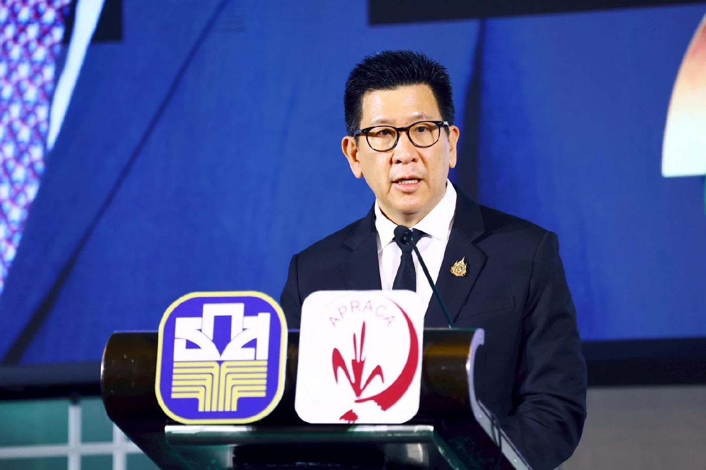 ดร. เอกนิติ นิติทัณฑ์ประภาศ รองนายกรัฐมนตรีและรัฐมนตรีว่าการกระทรวงการคลัง