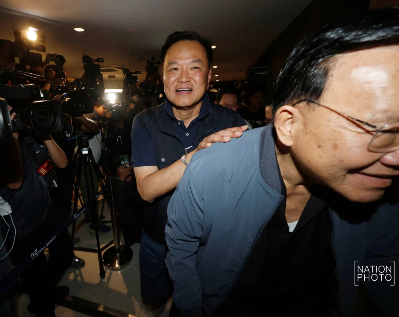 เปิดคลิป! "อนุทิน" โผกอด "ภรรยา" ยกมือไหว้ท่วมหัว ขอบคุณประชาชน ลุ้นคะแนนทะลุ 200 ที่นั่ง จับตาแถลงท่าที