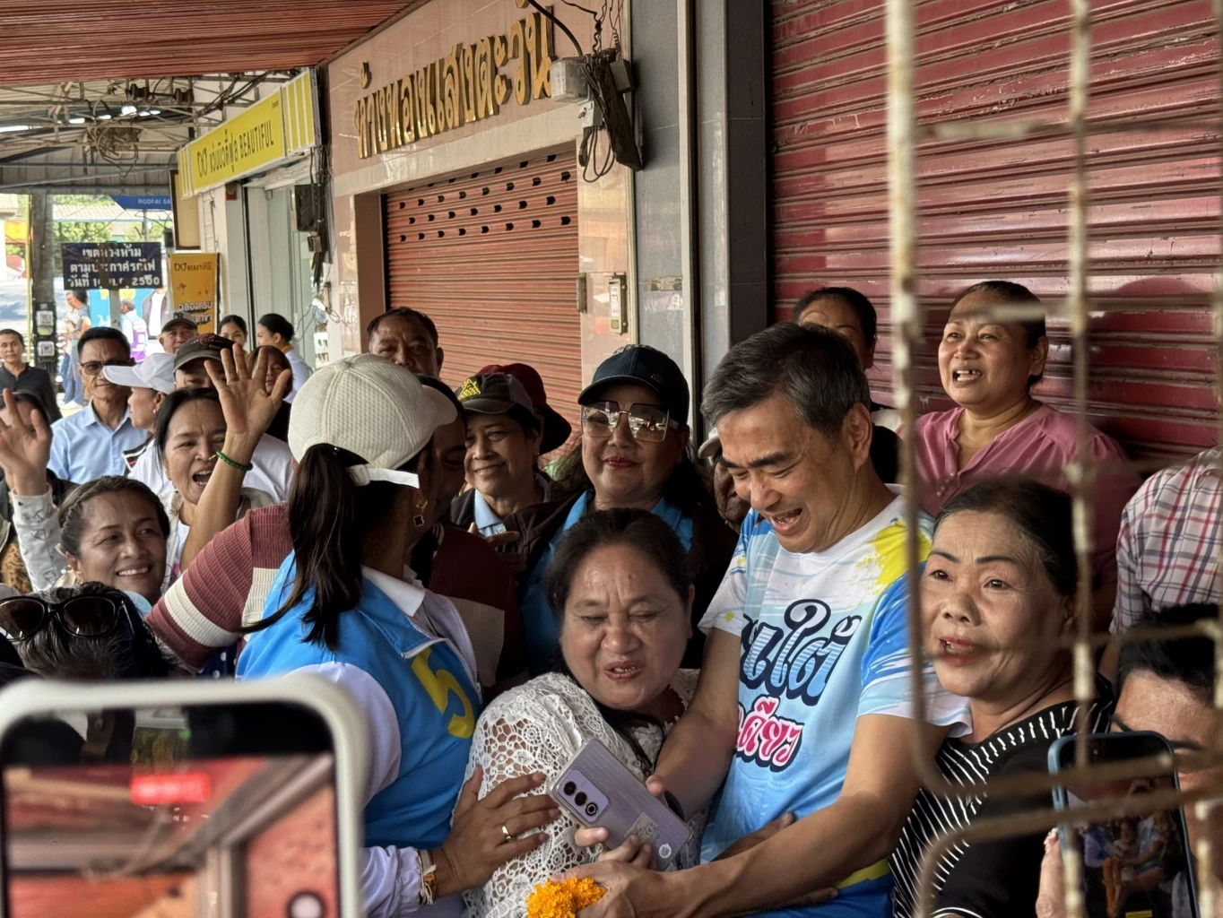 "อภิสิทธิ์" ลุย อ.ชะอวด ขอคะแนน - ยกนครศรีฯ โมเดล: กระแสฝ่ากระสุน