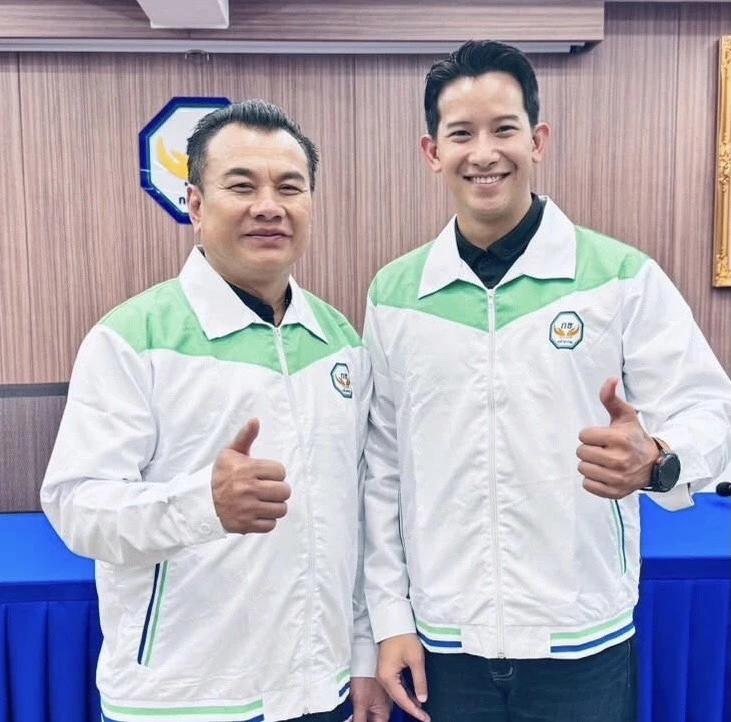 ชาตรี จาก ปชป. และบ่าวนิก จาก ทสท. วันเปิดตัวสวมเสื้อกล้าธรรม 