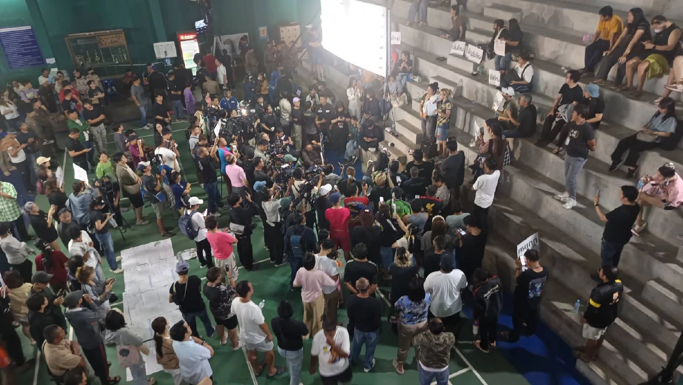 แฟ้มภาพ  บรรยากาศ การรวมตัวของกลุ่มประชาชนเรียกร้องให้มีการนับคะแนนใหม่ พื้นที่ เขต 1 ชลบุรี ที่บริเวณ สนามแบดเทศบาล ชลบุรี 