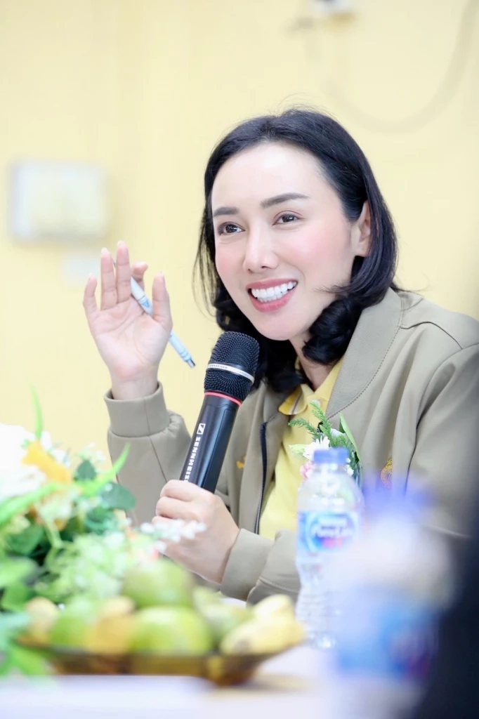 น.ส.ลิณธิภรณ์ วริณวัชรโรจน์ อดีต รมช.ศึกษาธิการ และรองเลขาธิการพรรคเพื่อไทย