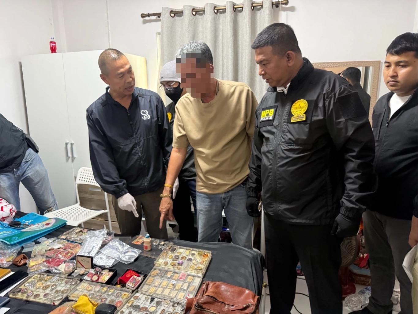 ภัยร้ายใกล้ตัว! รวบโจรมอมยา ชายวัย 84 ปี บนรถเมล์ สูญทรัพย์กว่า 2.5 แสนบาท