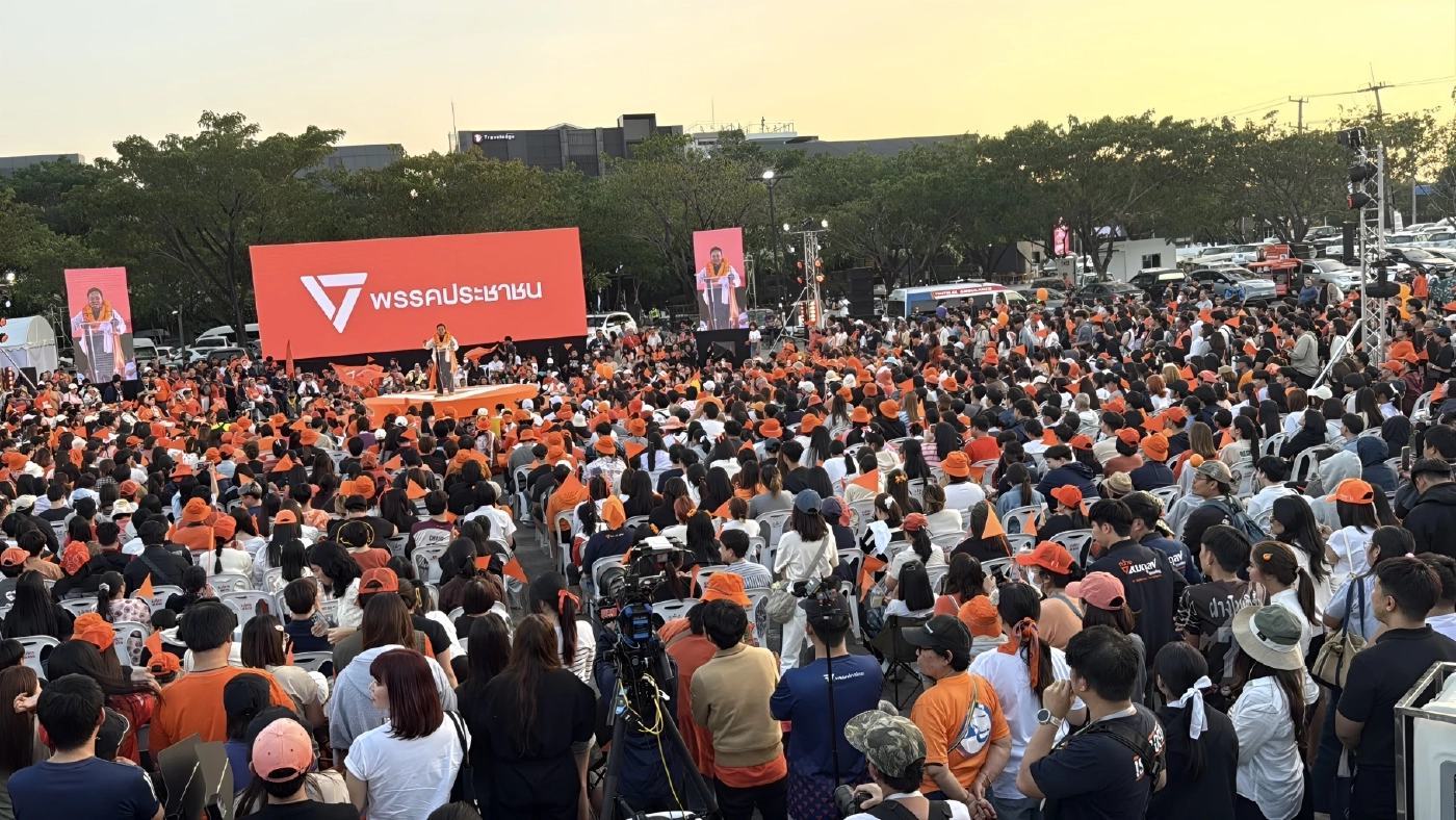 เวทีปราศรัยใหญ่ "พรรคส้ม" คึกคัก แห่รอฟัง "พิธา-แกนนำพรรค"