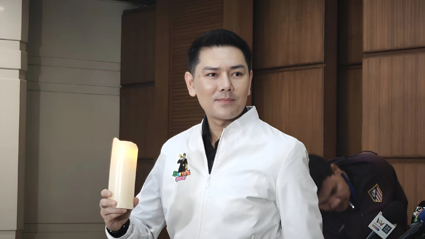 "ทนายอั๋น" จุดเทียนไขถามหาความสว่างหน้า กกต. หลังผ่านเลือกตั้งมาแล้ว 8 วัน