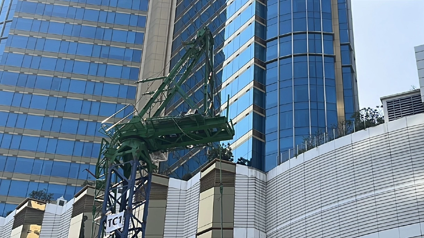 เครนถล่มกลางอโศกอีกแล้ว เจ็บสาหัส 2 ราย “ดร.เอ้” เดือดรับไม่ได้