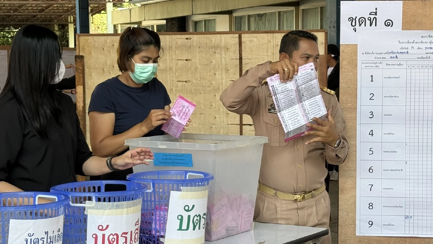 ผลนับใหม่ "พรรคส้ม" ทิ้งห่าง คู่เเข่ง ทั้ง 4 ชุด ด้าน ผู้สมัคร ปทุมเขต 7 พรรค ปชน. ชี้ นับใหม่ ตอกย้ำความกังขา