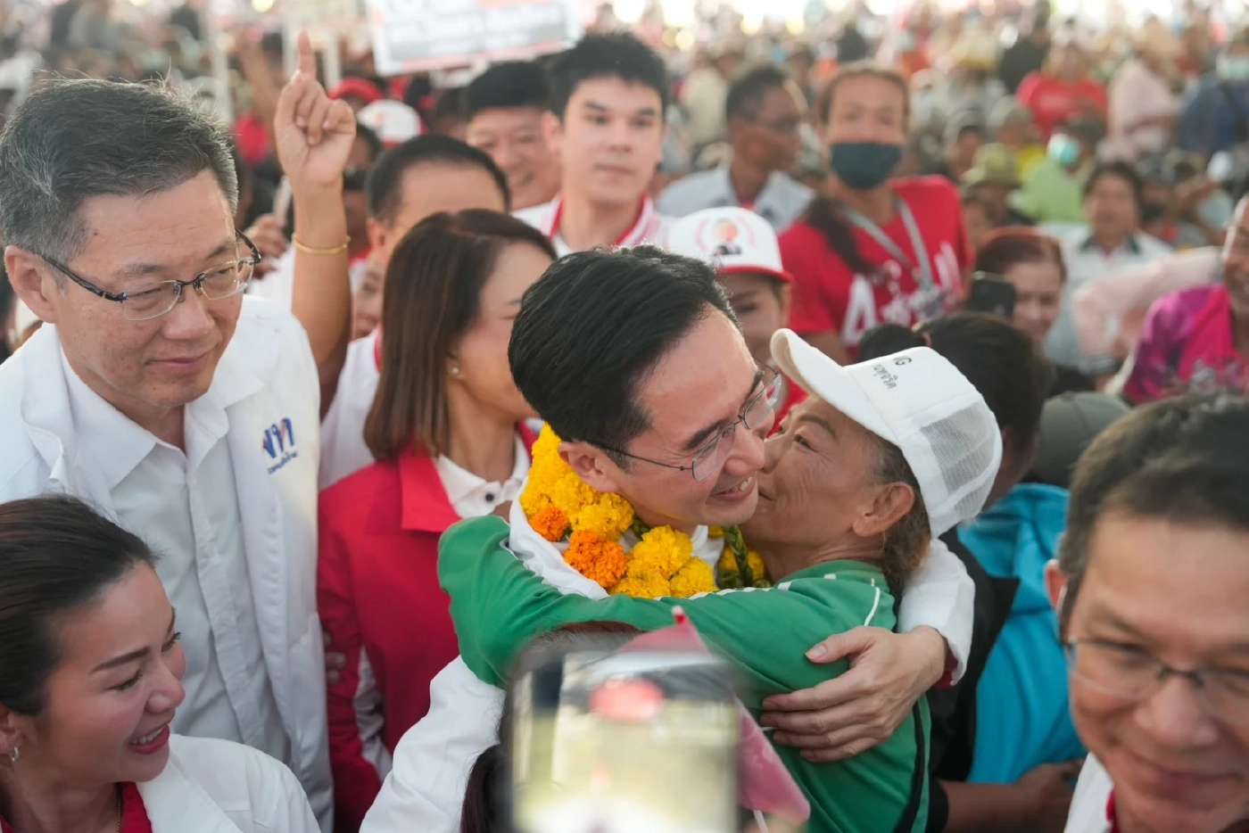 "ยศชนัน" บุกศรีสะเกษ ชี้ความเดือดร้อนประชาชน รอคนเก่งมาเกิดไม่ได้