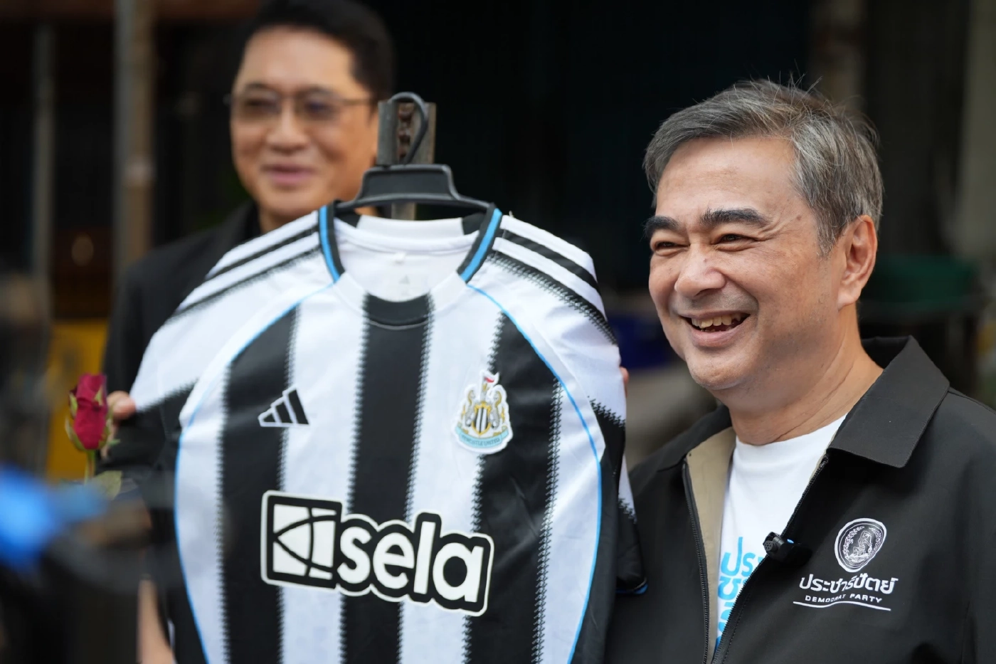 "อภิสิทธิ์" ควง "ทนายเปิ้ล" ขอคะแนนบางแคย้ำ ปชป.ทางเลือกปลอดภัย