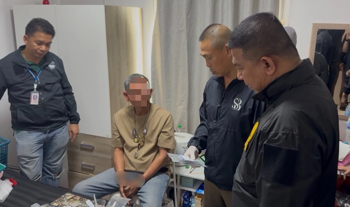 ภัยร้ายใกล้ตัว! รวบโจรมอมยา ชายวัย 84 ปี บนรถเมล์ สูญทรัพย์กว่า 2.5 แสนบาท