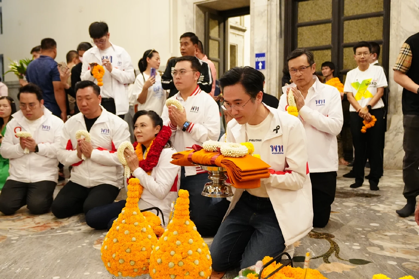 “ยศชนัน” นำผู้สมัครฉะเชิงเทรา สักการะหลวงพ่อโสธร เอาฤกษ์เอาชัย