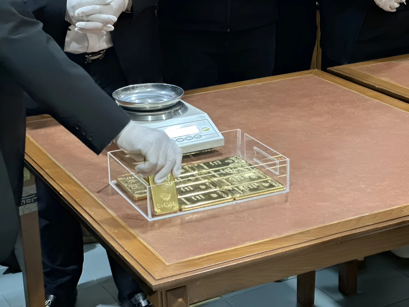 ป.ป.ช. ส่งมอบ "ทองคำแท่ง" 1.5 พันล้าน คดี "อดีตอธิบดีกรมสรรพากร" ร่ำรวยผิดปกติให้ ตกเป็นของแผ่นดิน (มีคลิป)