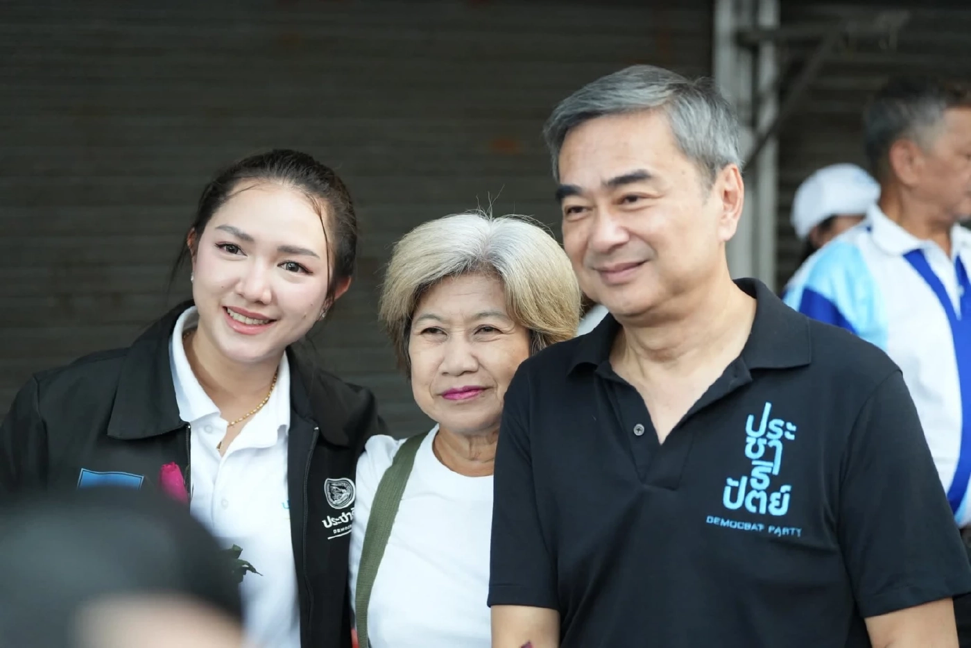 "อภิสิทธิ์" ช่วย "มารีญา" หาเสียงวงเวียนใหญ่พร้อมพาประเทศพ้น​ปัญหา