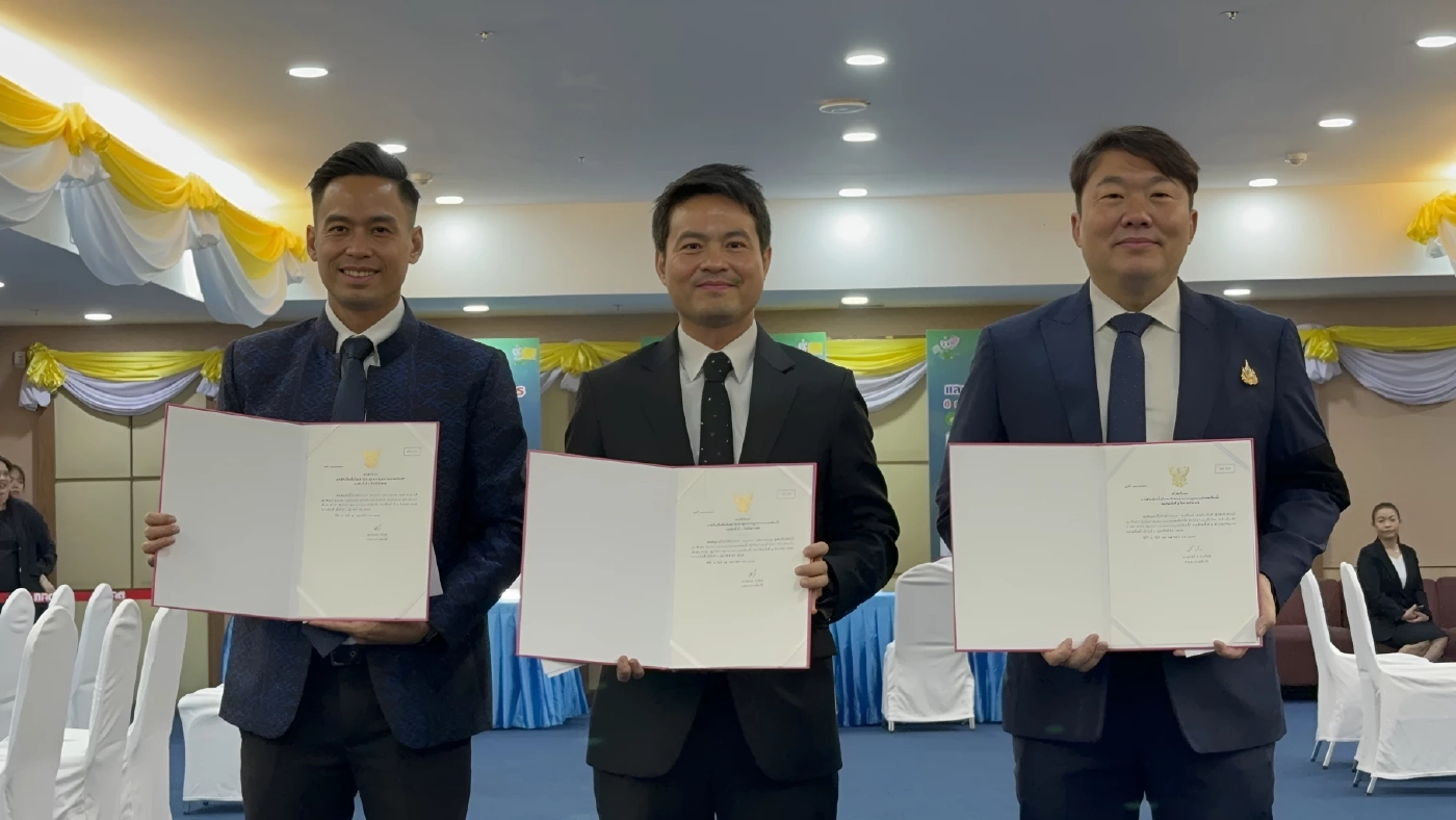 3 หนุ่ม ภูมิใจไทย "โต้ง-แบด-แชมป์" รับหนังสือรับรองจาก กกต.