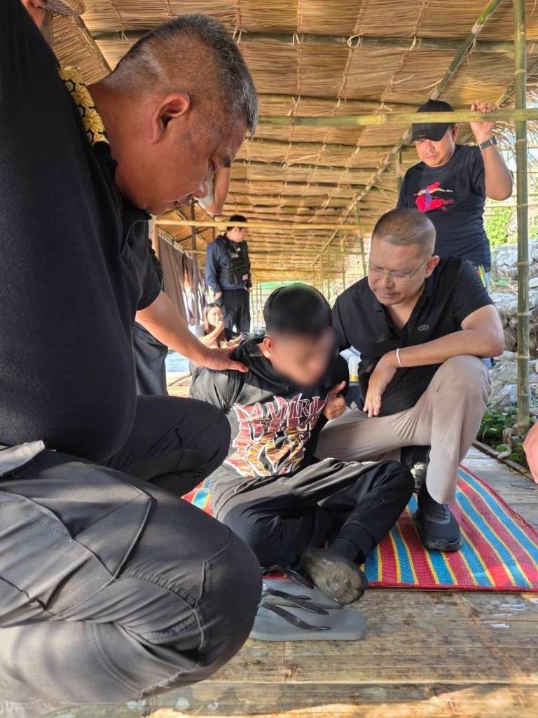 คลิปนาทีจับกุม “โจรหมวกฟาง” ยอมรับสารภาพ ชิงทอง 198 บาท