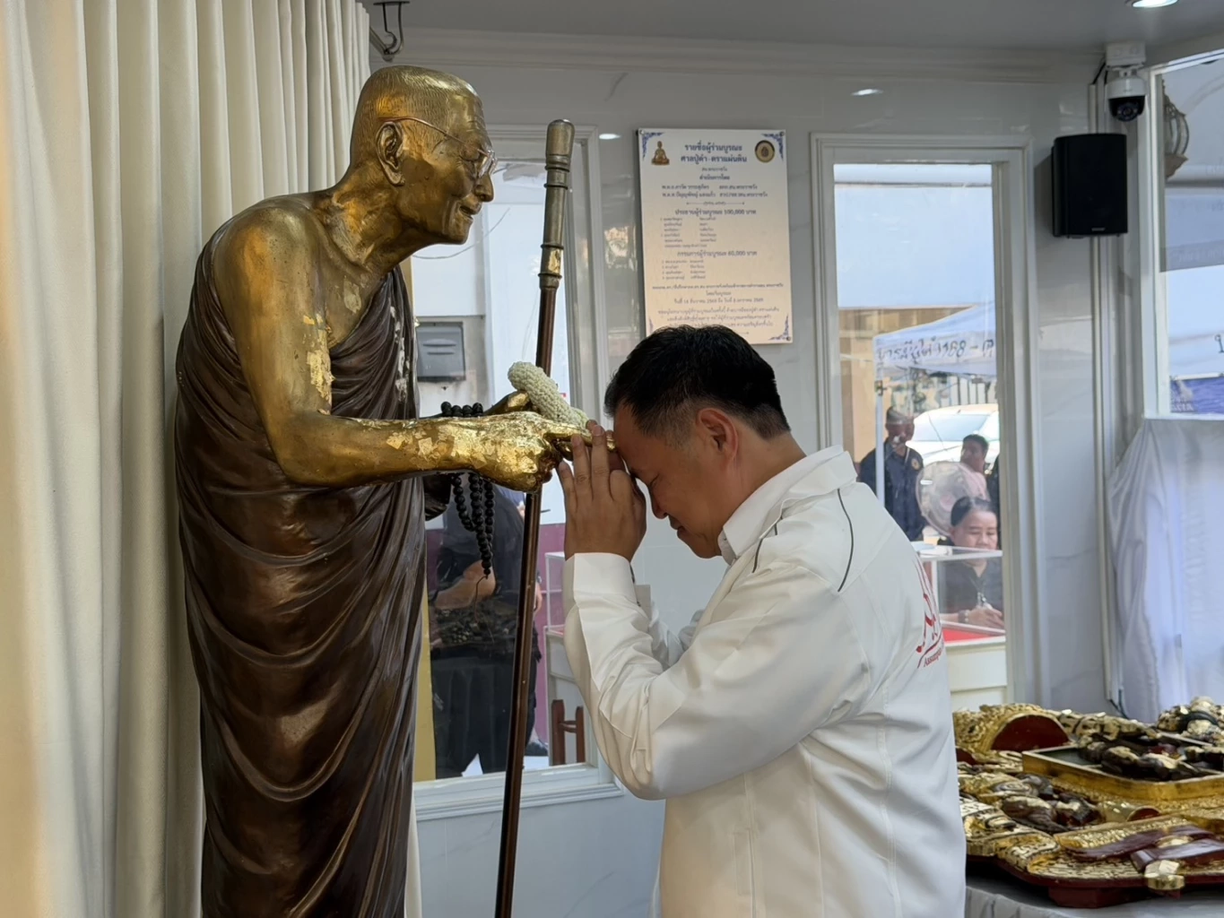 "อนุทิน” สักการะ “ตราแผ่นดิน – หลวงปู่ดำ” เสริมพลัง ก่อนตั้งรัฐบาล