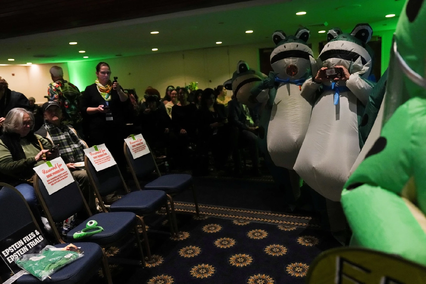 ผู้ประท้วงแต่งตัวเป็นกบ ต้าน "ทรัมป์" แถลงผลงานประจำปี