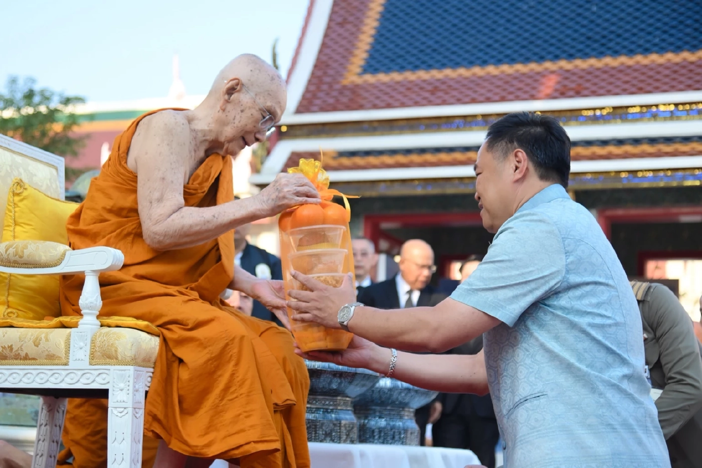 "นายกฯ" เข้าเฝ้า "สมเด็จพระสังฆราช" ขณะชาวบ้านให้ลูกประคำคล้องคอ บอกยังมีเวลาตัดสินใจเลือกใครร่วมรัฐบาล