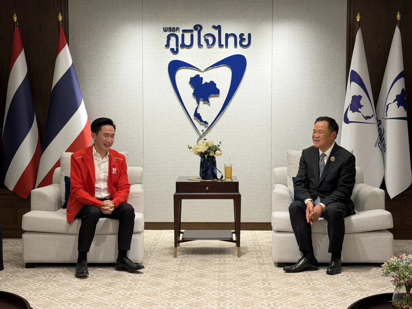 "ยศชนัน" ใส่เสื้อแดง พาแกนนำเพื่อไทยคุย “อนุทิน” ร่วมรัฐบาล