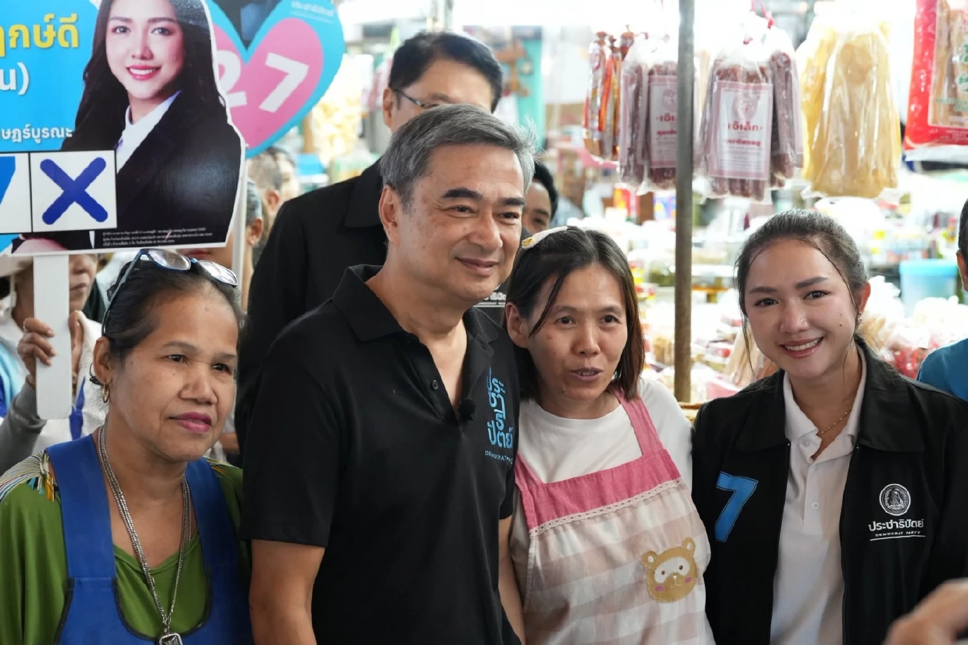 "อภิสิทธิ์" ช่วย "มารีญา" หาเสียงวงเวียนใหญ่พร้อมพาประเทศพ้น​ปัญหา