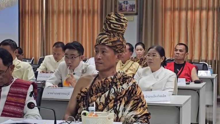 ผู้ว่าฯร้อยเอ็ด แต่งชุด “มหาเวสสันดร” ประชุมเตรียมงานบุญผะเหวด