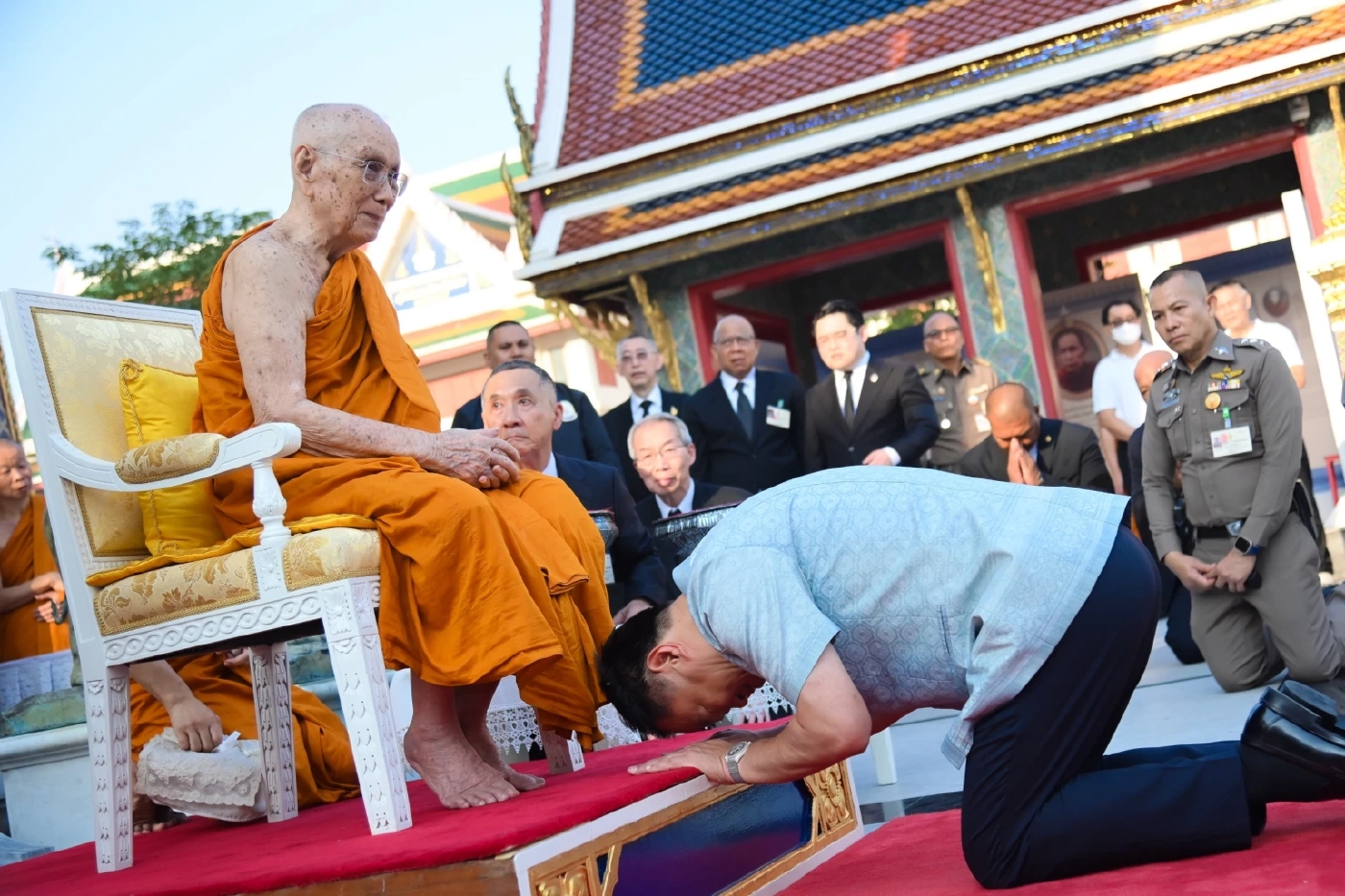 "นายกฯ" เข้าเฝ้า "สมเด็จพระสังฆราช" ขณะชาวบ้านให้ลูกประคำคล้องคอ บอกยังมีเวลาตัดสินใจเลือกใครร่วมรัฐบาล