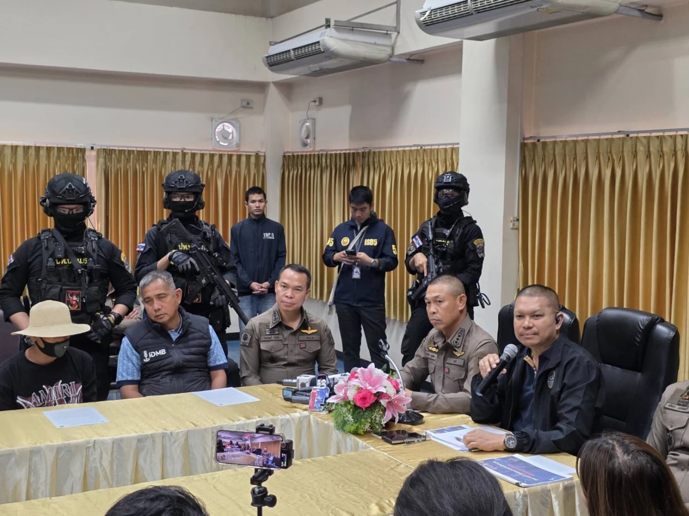 แถลงจับกุมโจรหมวกฟาง