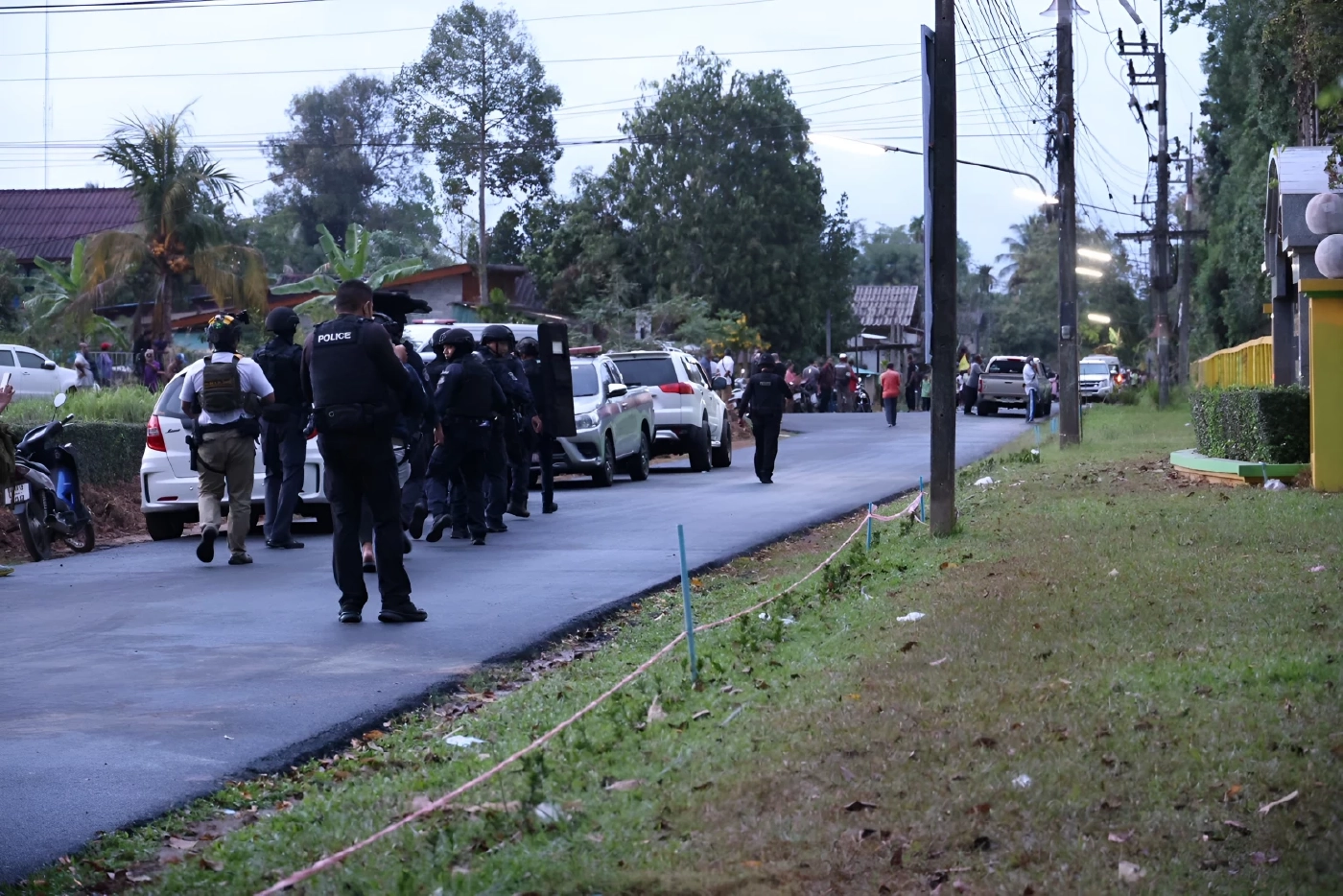 เปิดคลิป! สรุปไทม์ไลน์ "ชาย 18 คลั่ง" บุกโรงเรียนพะตงฯ ยิง ผอ.เสียชีวิต รปภ.เล่าวินาทีเฉียดตาย