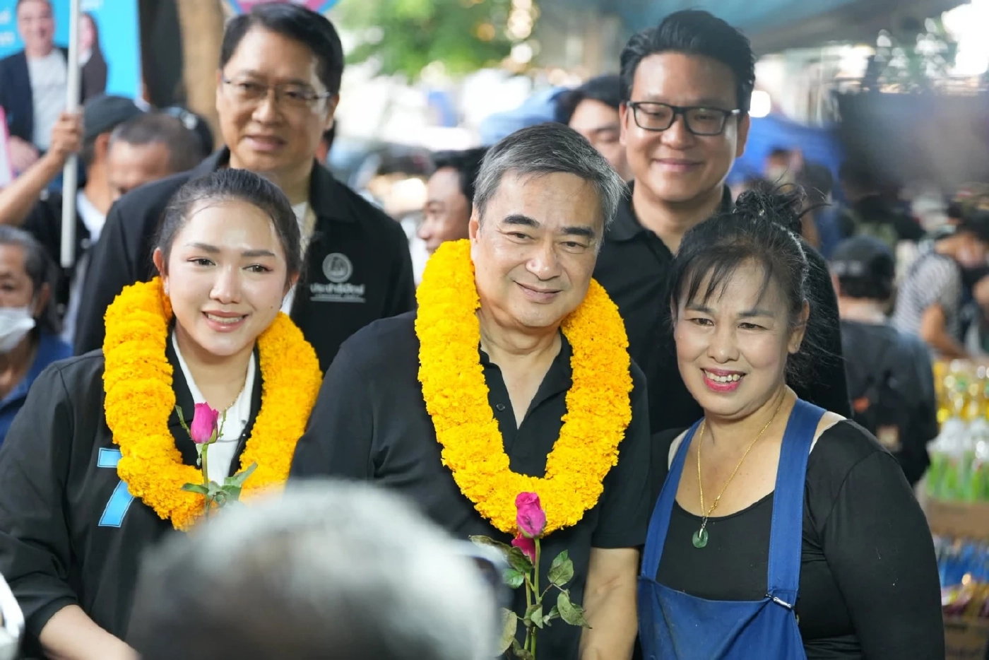 "อภิสิทธิ์" ช่วย "มารีญา" หาเสียงวงเวียนใหญ่พร้อมพาประเทศพ้น​ปัญหา