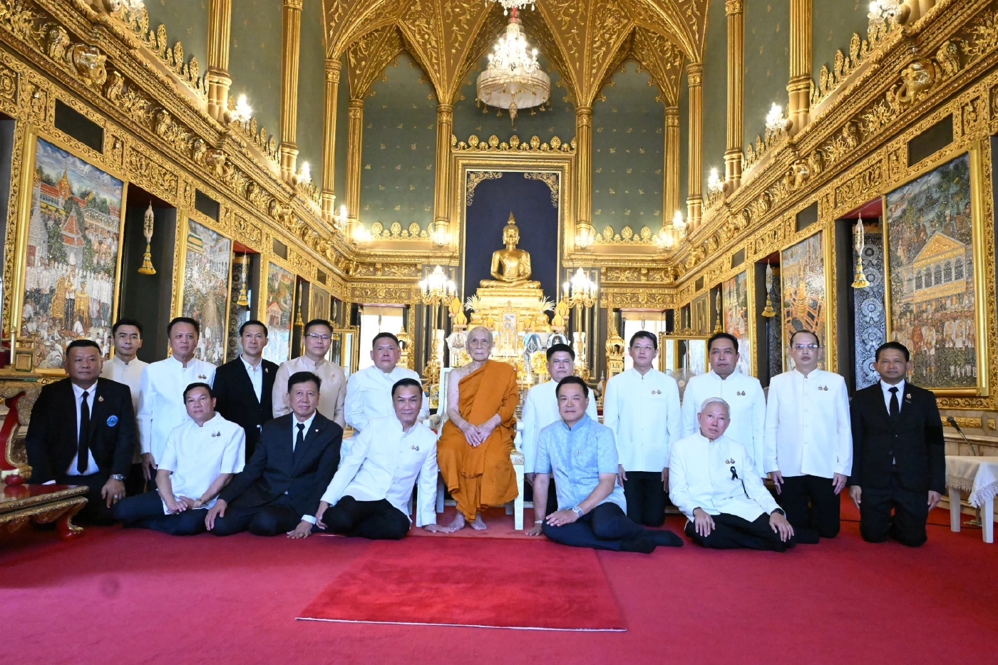 "นายกฯ" เข้าเฝ้า "สมเด็จพระสังฆราช" ขณะชาวบ้านให้ลูกประคำคล้องคอ บอกยังมีเวลาตัดสินใจเลือกใครร่วมรัฐบาล