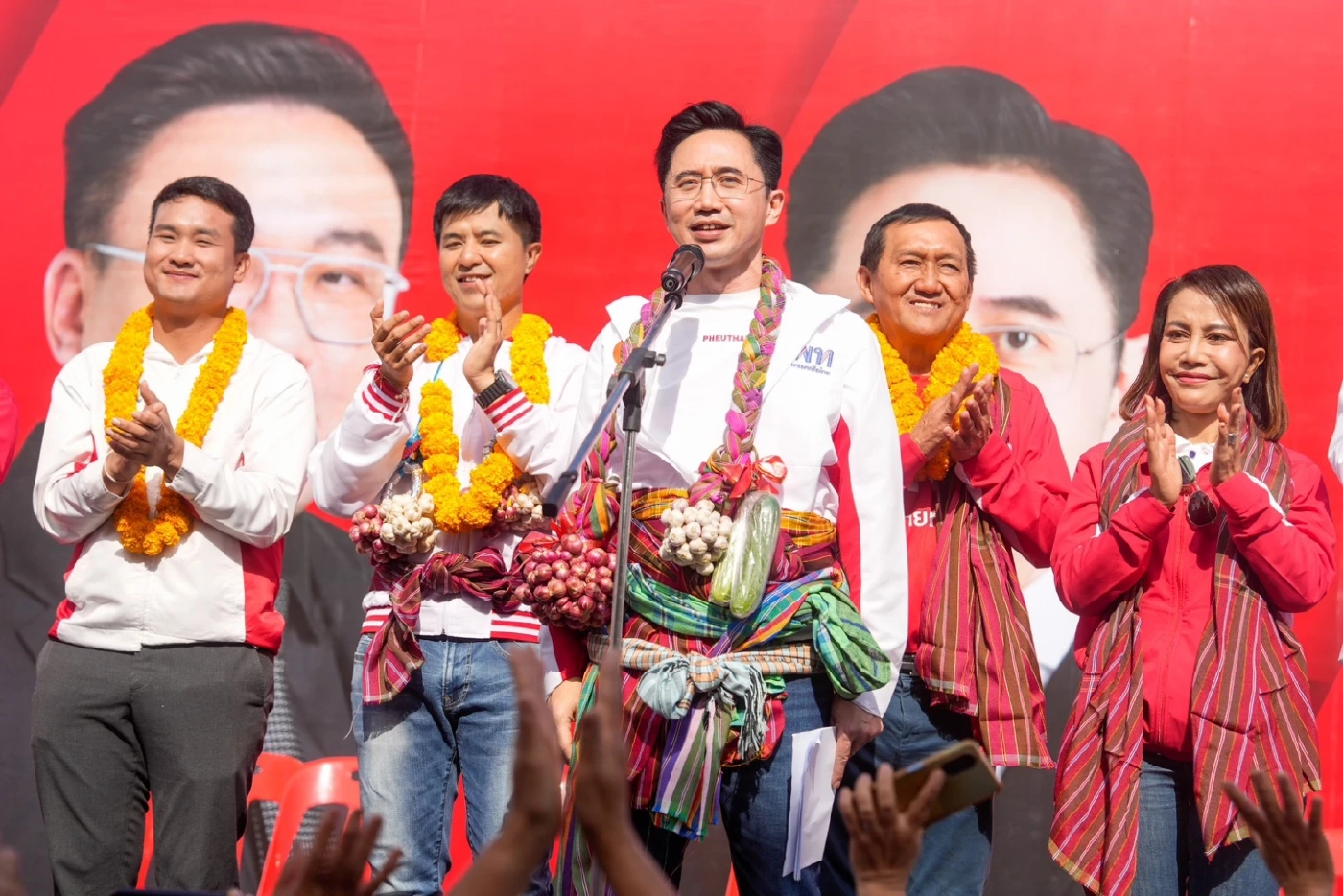 "ยศชนัน" บุกศรีสะเกษ ชี้ความเดือดร้อนประชาชน รอคนเก่งมาเกิดไม่ได้