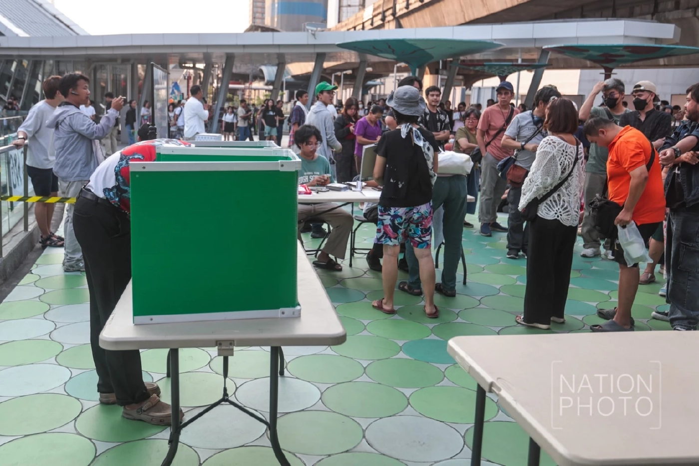 กลุ่มแนวร่วม มธ.จัดลงประชามติจำลอง ถอดถอน กกต.มวลชนร่วมคึกคัก