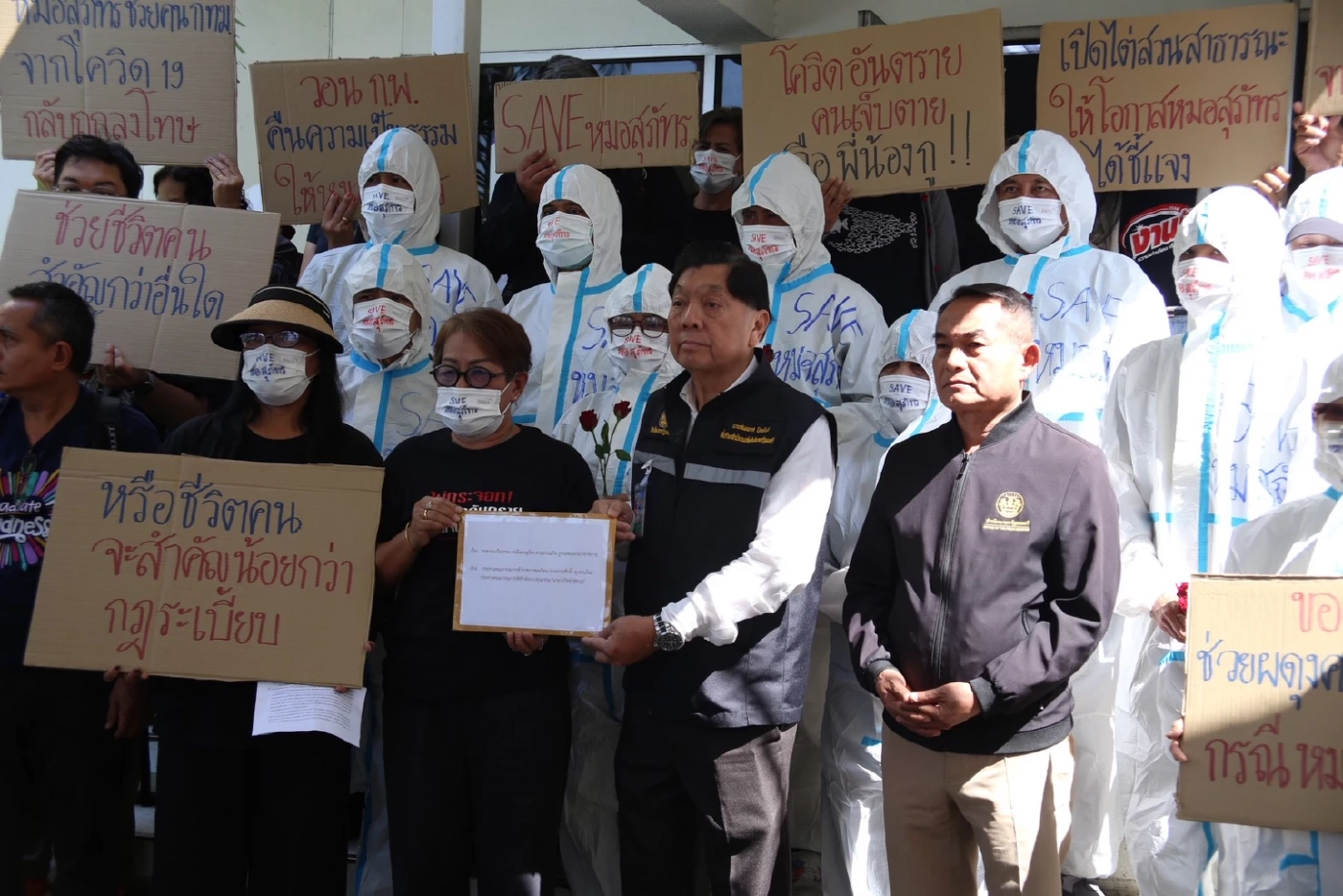 ปมปลด "หมอสุภัทร" เครือข่าย ขสช. บุกทำเนียบ ร้อง "บวรศักดิ์" ขอความเป็นธรรม วอน ก.พ. เรียกสอบใหม่