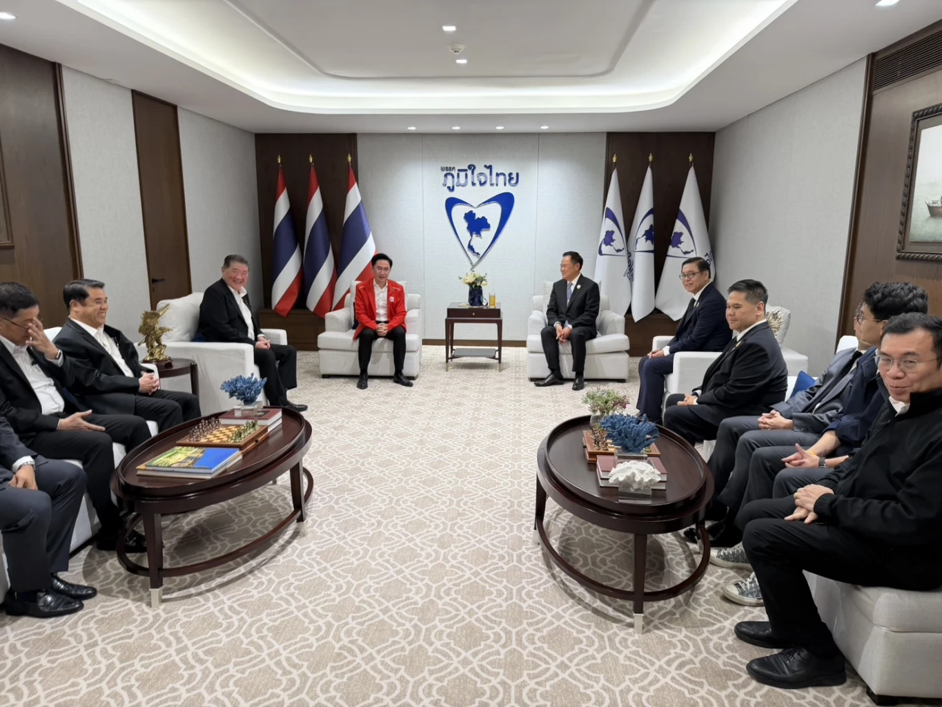 "ยศชนัน" ใส่เสื้อแดง พาแกนนำเพื่อไทยคุย “อนุทิน” ร่วมรัฐบาล