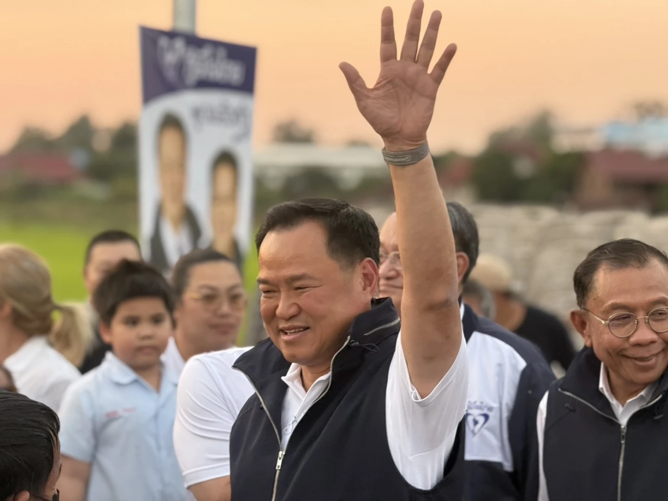 "อนุทิน" นำทัพใหญ่ถึงถิ่น "สุพรรณฯ" อ้อนขอคะแนน เมินกระแส "ภูมิใจไทย" แผ่วปลาย