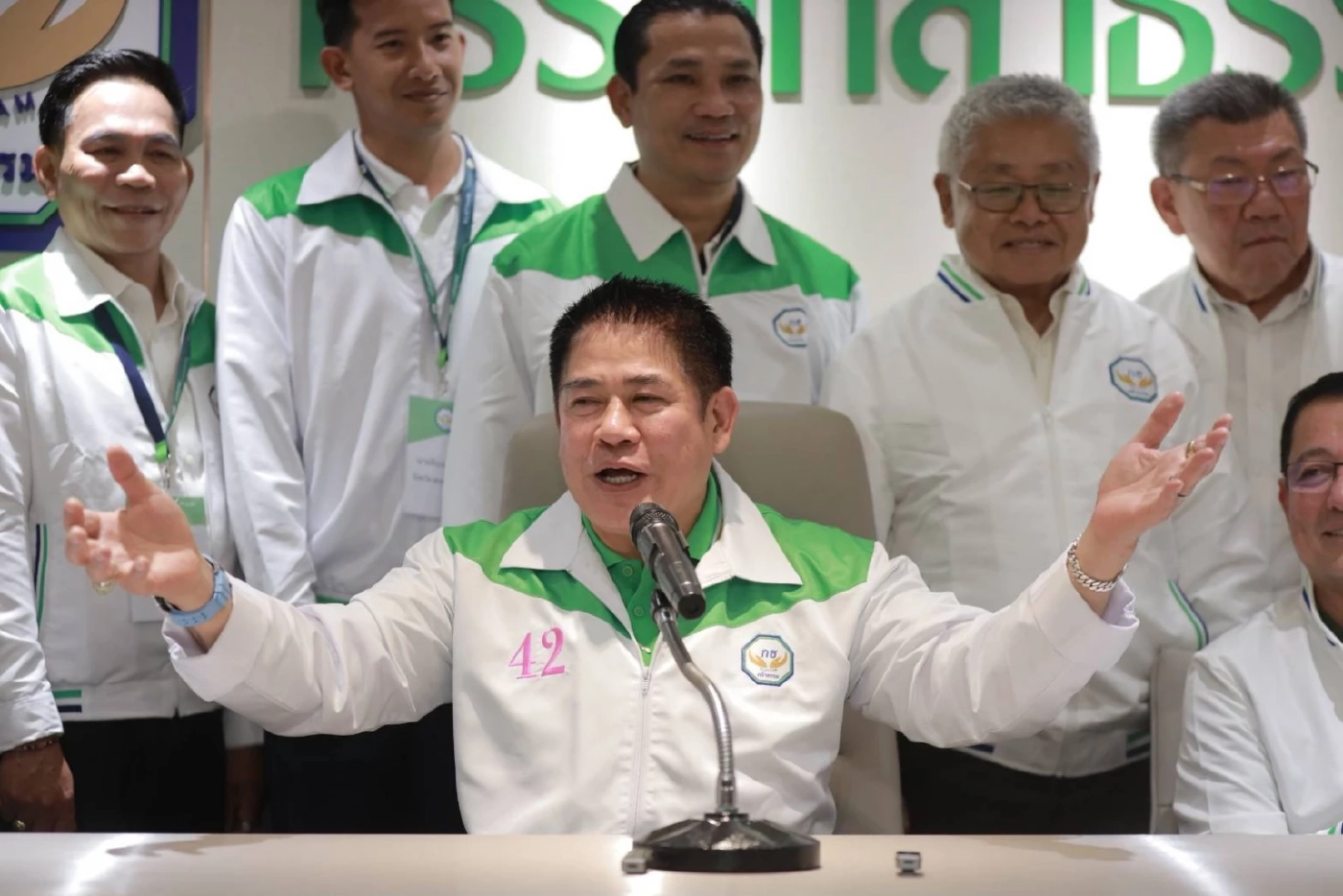 ร้อยเอกธรรมนัส พรหมเผ่า