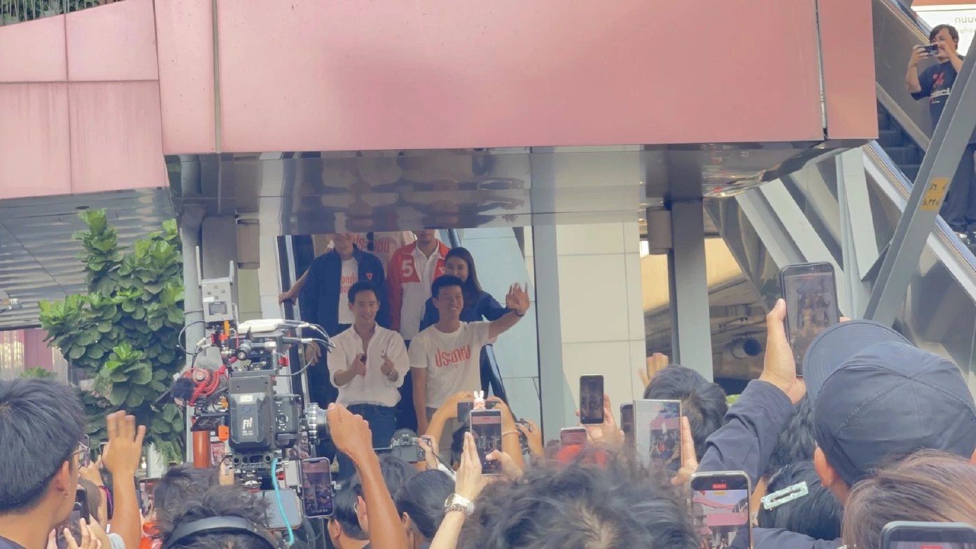 ลาดพร้าวแตก! "ด้อมส้ม" แห่รับ "เท้ง-ทิม" ปิดฉากหาเสียง