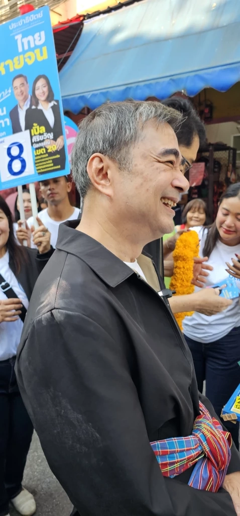 "อภิสิทธิ์" ควง "ทนายเปิ้ล" ขอคะแนนบางแคย้ำ ปชป.ทางเลือกปลอดภัย