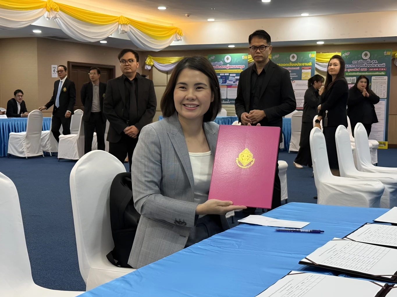 กกต. คึกคักแต่เช้า "ธัญธารีย์" สส.อุบลฯ เขต 6 พรรคเพื่อไทย มารับหนังสือรับรองคนแรก