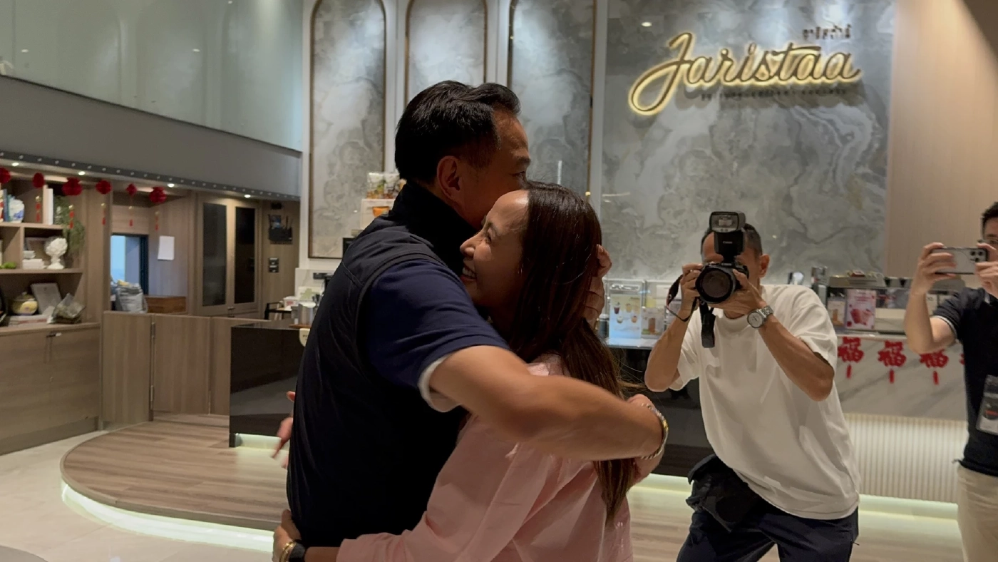 เปิดคลิป! "อนุทิน" โผกอด "ภรรยา" ยกมือไหว้ท่วมหัว ขอบคุณประชาชน ลุ้นคะแนนทะลุ 200 ที่นั่ง จับตาแถลงท่าที