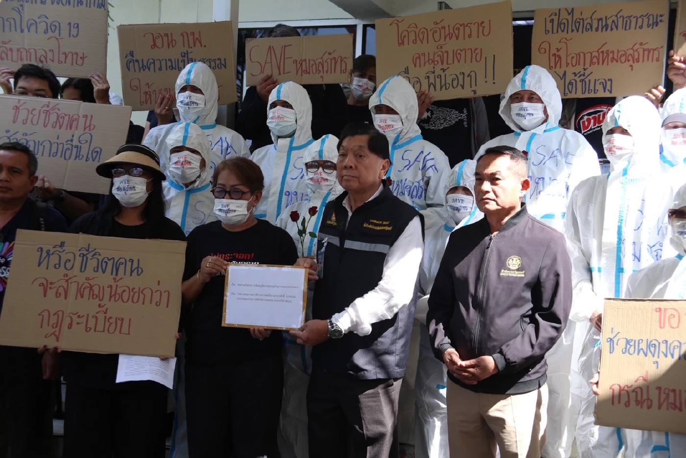 ปมปลด "หมอสุภัทร" เครือข่าย ขสช. บุกทำเนียบ ร้อง "บวรศักดิ์" ขอความเป็นธรรม วอน ก.พ. เรียกสอบใหม่