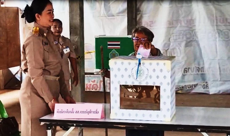 อุดรฯเลือกตั้งใหม่ ในหน่วยที่ 4 เขตเลือกตั้งที่ 6 คึกคัก (มีคลิป)