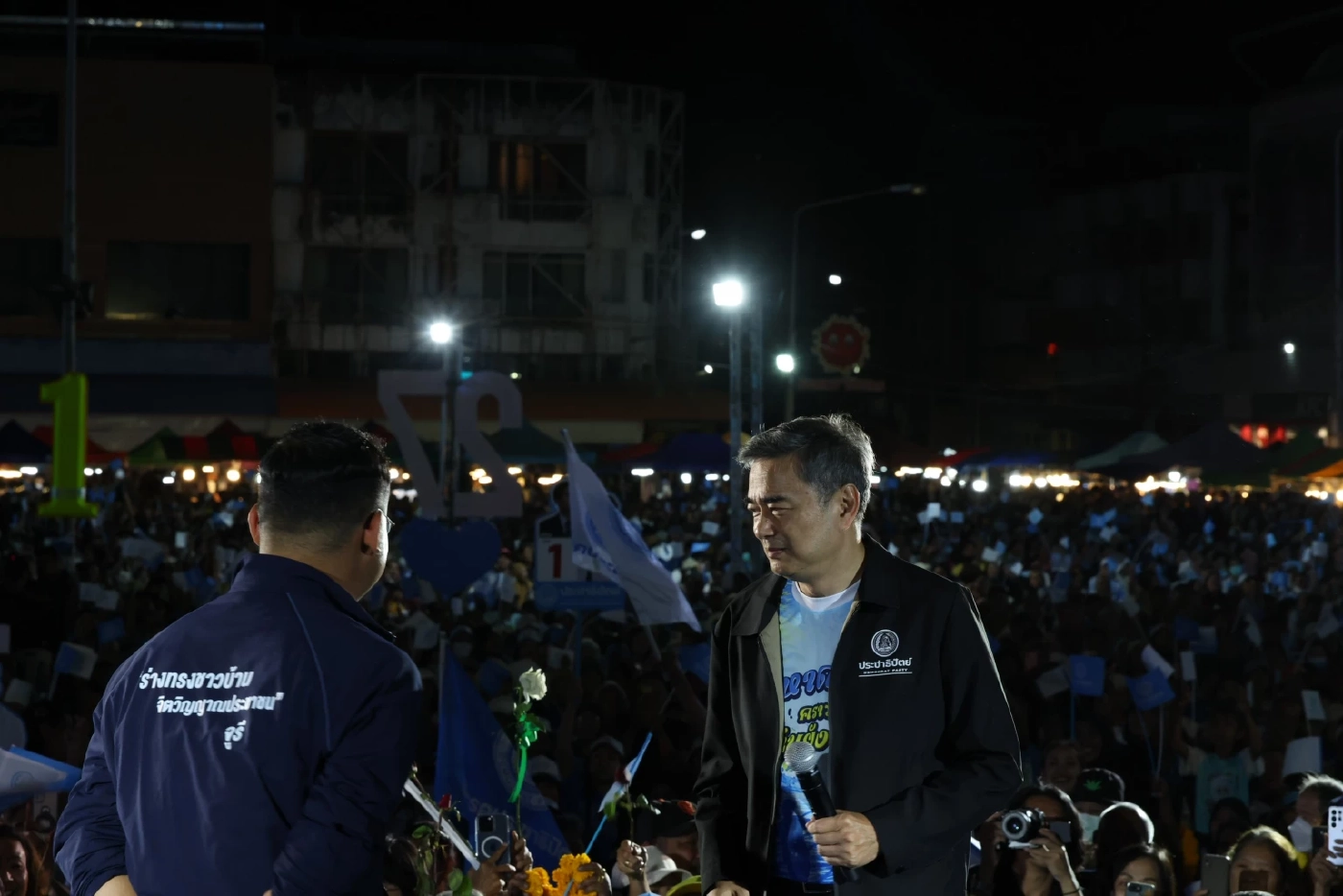 "อภิสิทธิ์" ปราศรัยสงขลาขอวัดใจเขต 4 ย้ำกินเหยื่ออย่ากินเบ็ด